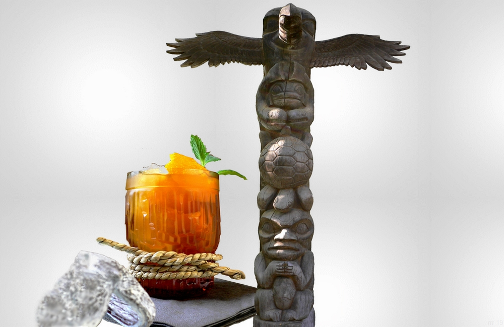 Tiki-Drink im Becher und karibische Figurdarstellungen