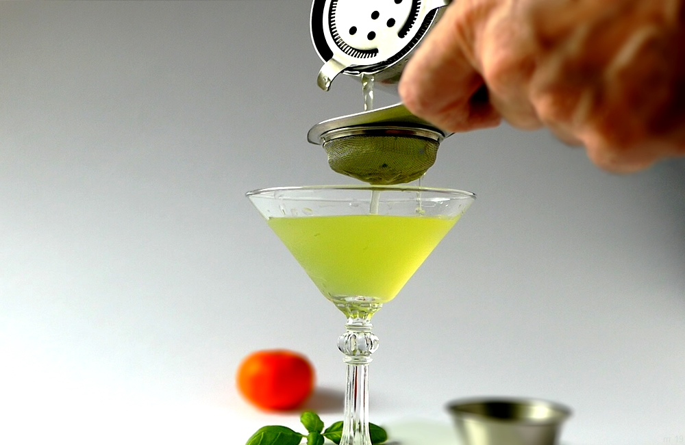 Double strain in ein Cocktailglas
