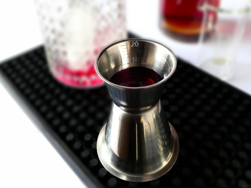 Messbecher mit cl-Einteilung