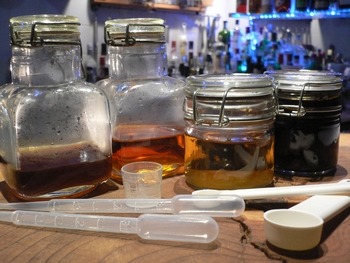 Deckelgläser mit Bitters gefüllt